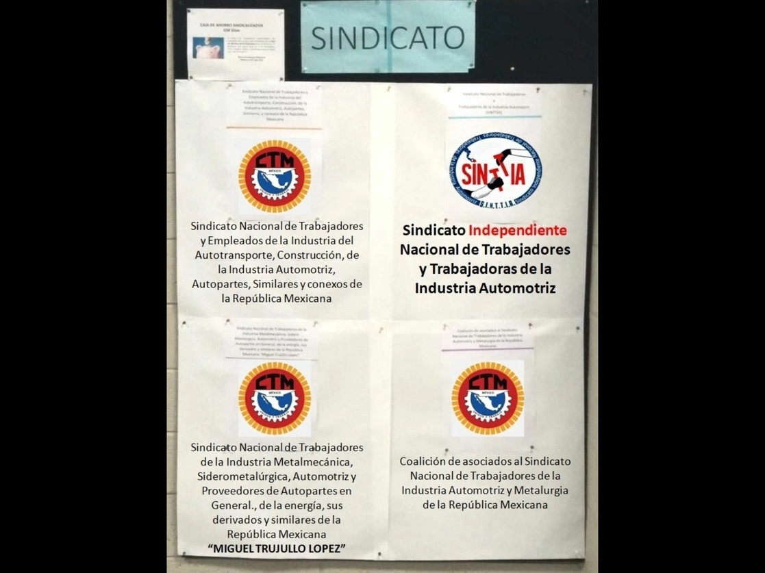 Tableros que proporcionó la empresa para que cada sindicato ponga información para recabar firmas entre los trabajadores, pero fuera de las instalaciones de la empresa. Se trata de tres sindicatos de la CTM y el Sinttia. Imagen cortesía para 'La Jornada'
