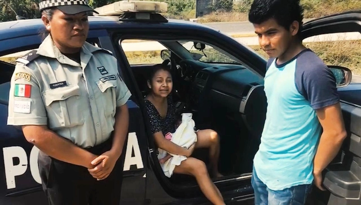 Elementos de la Guardia Nacional auxiliaron a una mujer que entró en labor de parto a bordo de un autobús de pasajeros que circulaba por la carretera Coatzacoalcos-Salina Cruz. Foto cortesía de la GN
