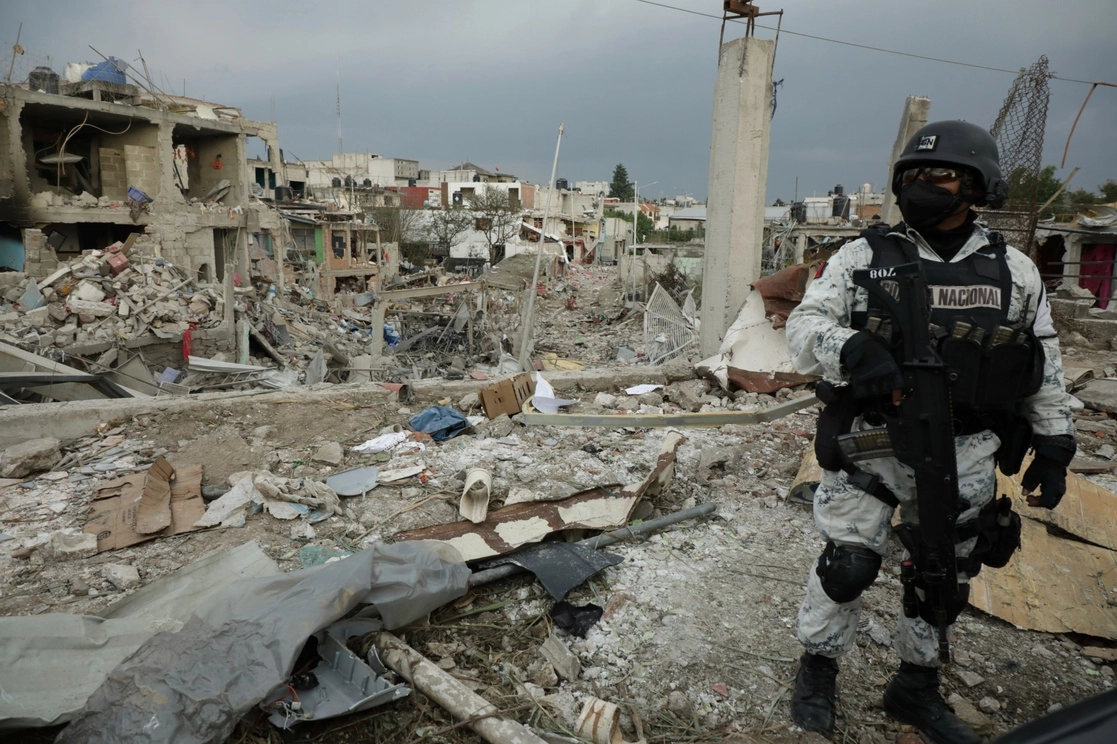 Elemento de la Guardia Nacional durante sus labores de vigilancia en la zona afectada por la explosión en Puebla, el 31 de octubre de 2021. Foto Ap