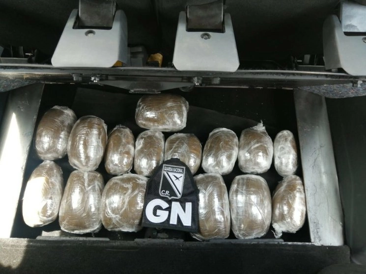 Elementos de la Guardia Nacional detuvieron en Mazatlán, Sinaloa, a un hombre que transportaba alrededor de 23 kilos de goma de opio escondidos en la carrocería de un vehículo. Foto cortesía de la Guardia Nacional 