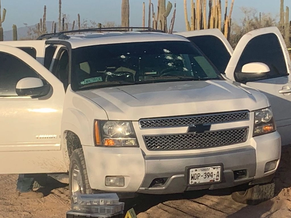 La camioneta en la que viajaban los funcionarios de la Fiscalía Estatal. Los elementos de la GN expresaron que le marcaron el alto al vehículo, pero sus tripulantes hicieron caso omiso. Foto ‘La Jornada’