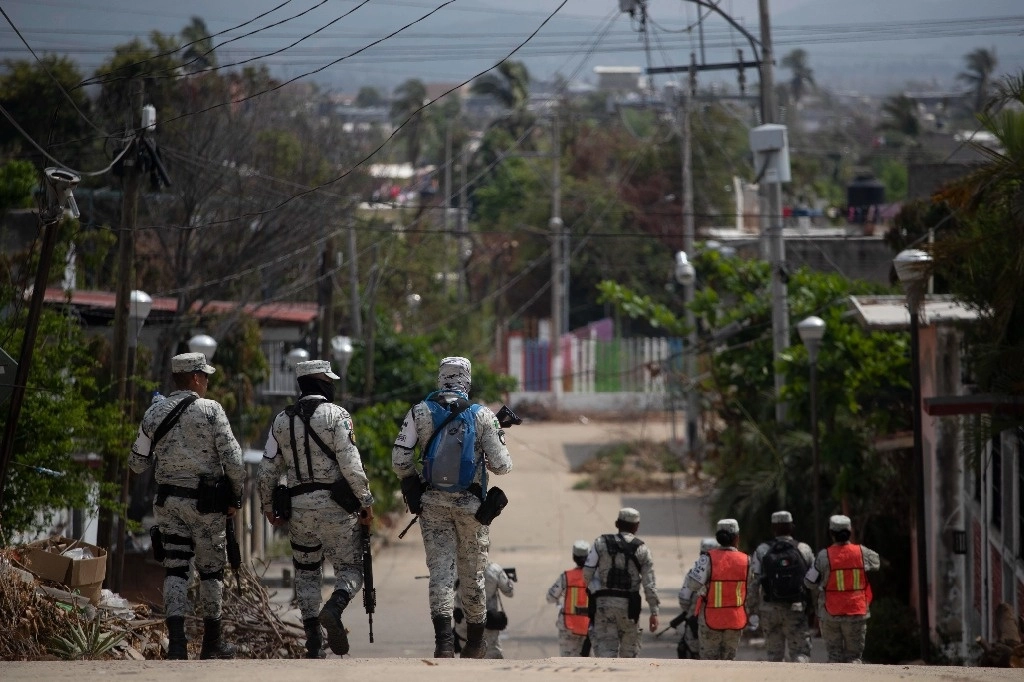 Elementos de la Guardia Nacional realizan labores de vigilancia en Acapulco, tras el paso del huracán 'Otis'. Foto Alfredo Domínguez / Archivo 