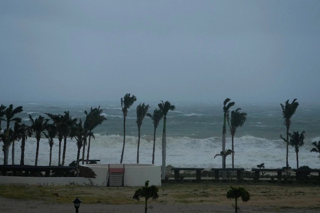 Ante el impacto del huracán ‘Norma’ en Baja California Sur, la Guardia Nacional informó que desarrolla el Plan de Asistencia a la Sociedad en Casos de Emergencia. La imagen, en San José del Cabo, el 21 de octubre de 2023. Foto Ap