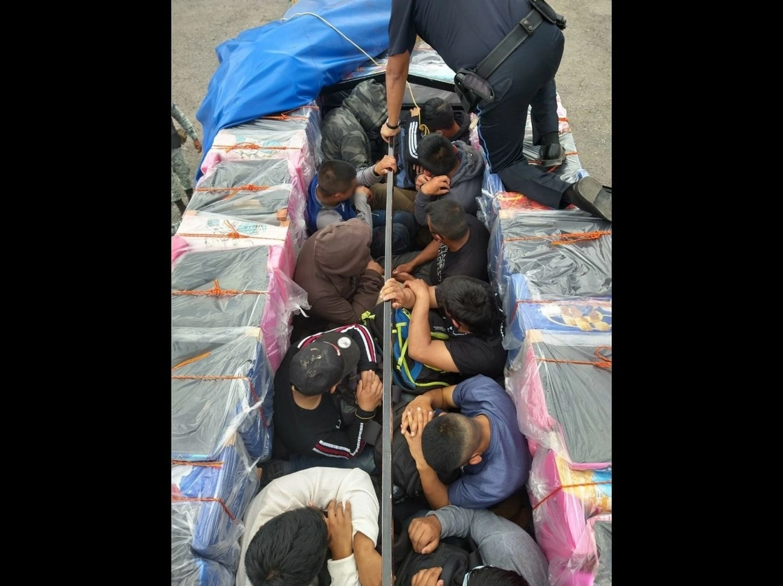 Los guatemaltecos eran transportados en un compartimiento de madera adaptado en una camioneta pick up, el 9 de febrero de 2021. foto tomada del Twitter de @INAMI_mx