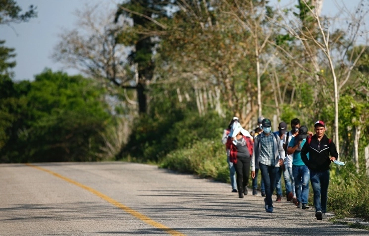Caravanas de migrantes buscan llegar a pie a la frontera de México con Estados Unidos. Foto Víctor Camacho / Archivo