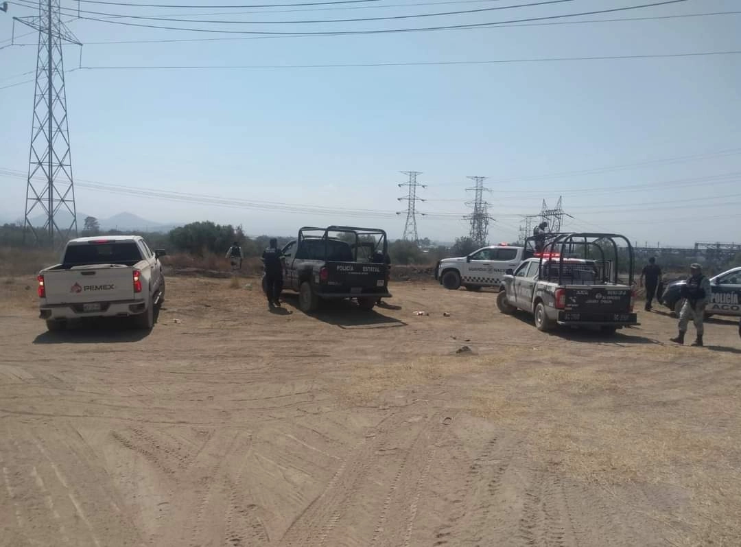 Personal de Pemex y elementos de la GN resguardan la zona de Acolman, Estado de México, donde se encontró la toma clandestina. Foto ‘La Jornada’