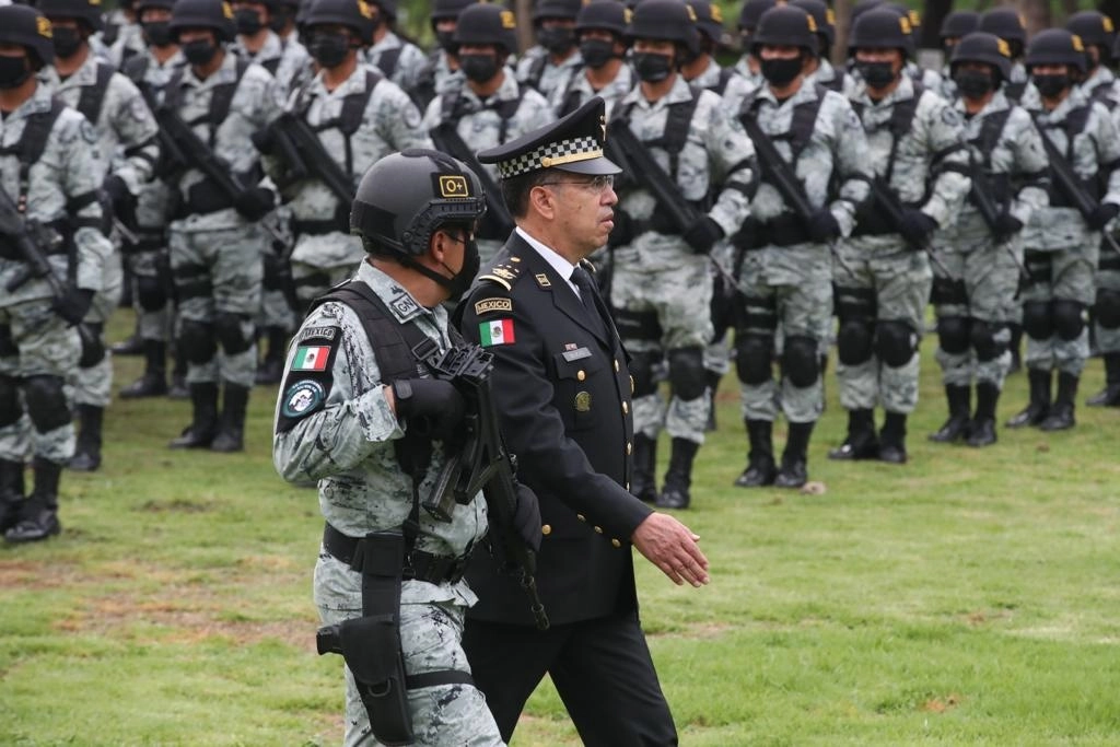 La Fuerza Especial de Reacción e Intervención brindará apoyo a autoridades ministeriales para el cumplimiento de órdenes de detención y técnicas de investigación (cateos); operaciones de reacción inmediata en zonas urbanas, traslado de reos de alta peligrosidad, rescate de rehenes “, de personas en situación de riesgo o privadas de la libertad. En la imagen, el comandante Luis Rodríguez Bucio pasa revista a los miembros de esta agrupación, en la Ciudad de México, el 16 de agosto de 2022. Foto José Antonio López


