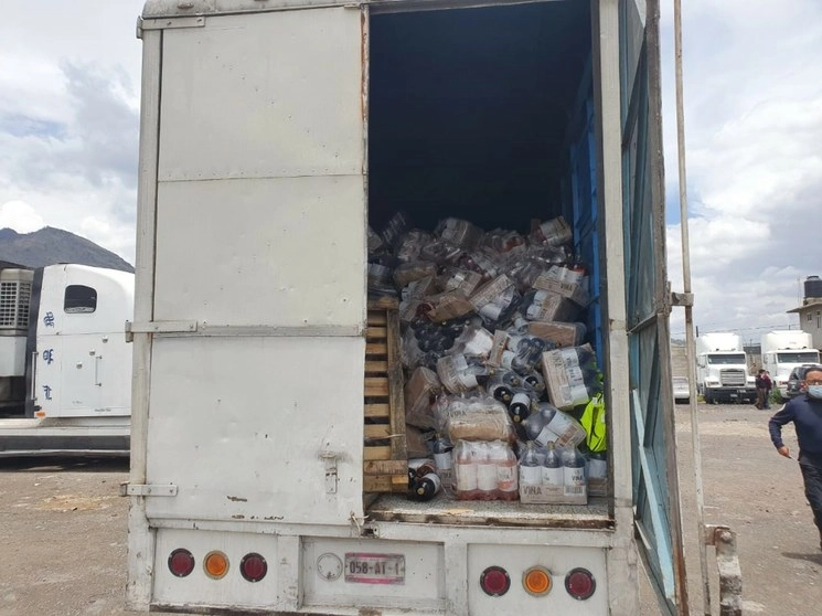 La Guardia Nacional recuperó un vehículos robado con mercancía. Foto La Jornada