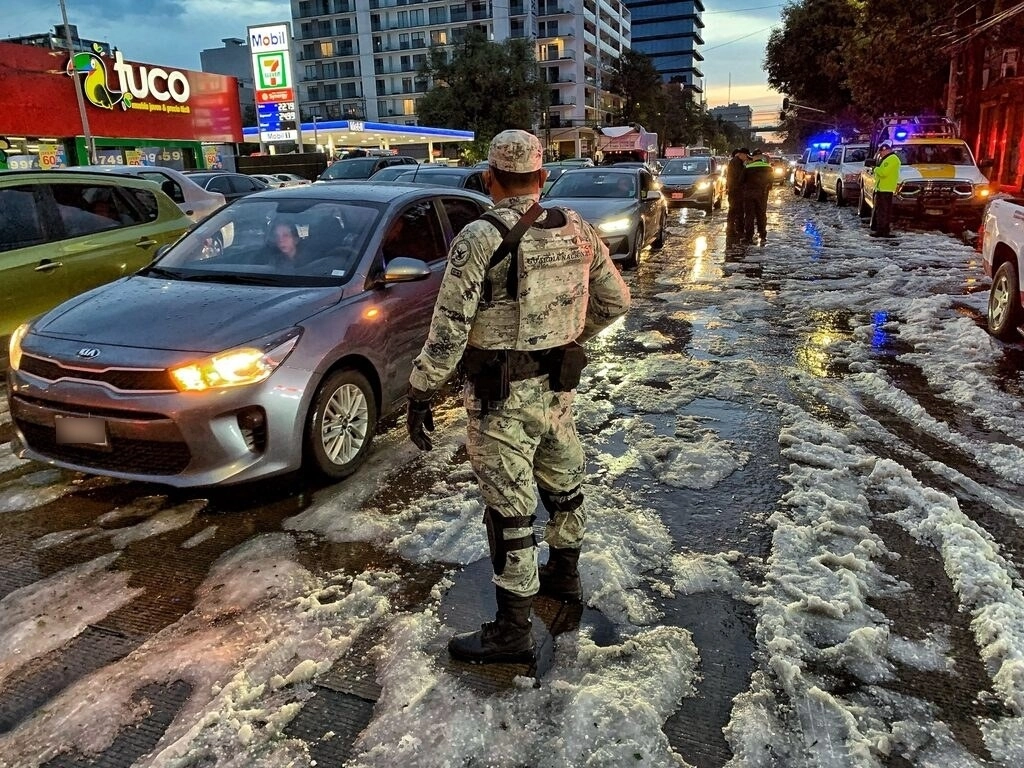 Elementos de la Guardia Nacional resguardan inmediaciones del supermercado que reportó el colapso de su techo a causa de fuertes lluvias en la Ciudad de México. Foto Marco Peláez / Archivo