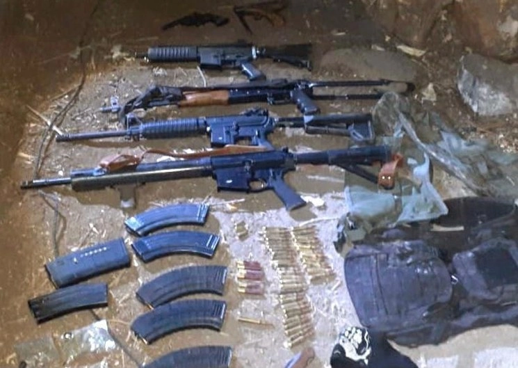 Armas aseguradas en el operativo conjunto de cuerpos de seguridad en Michoacán. Foto Twitter @MICHOACANSSP
