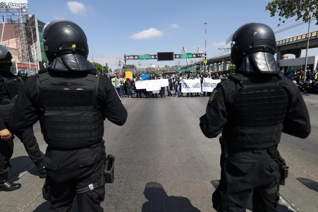 Trabajadores de Interjet bloquean Circuito Interior, a la altura de la Terminal 1 del AICM, en exigencia por el pago de salarios y prestaciones que adeuda la empresa. Foto Yazmín Ortega Cortés