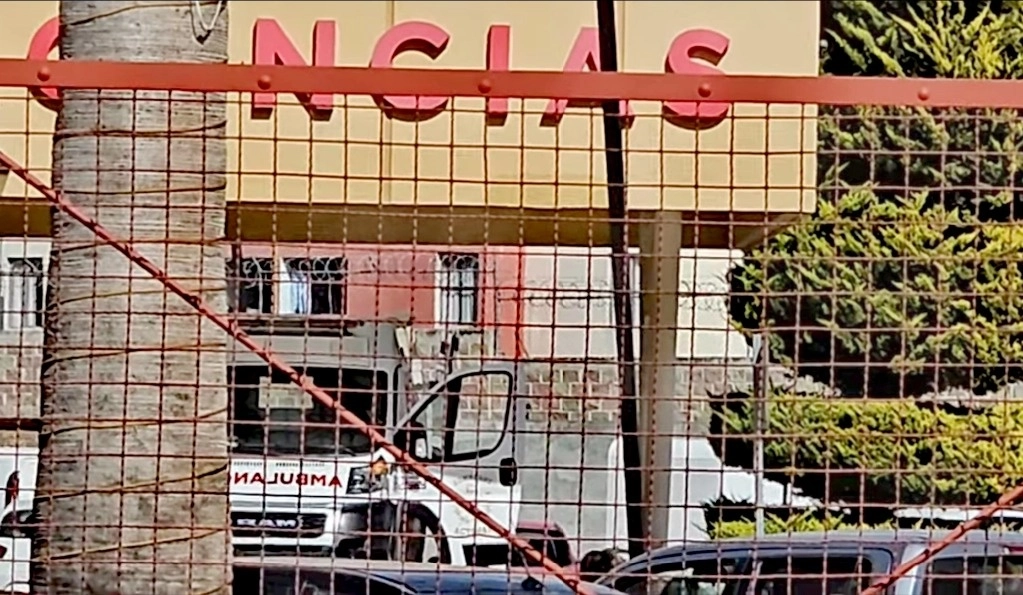 Julio Menchaca, gobernado de Hidalgo fue trasladado en ambulancia a un hospital donde reportan estable su estado de salud. Foto La Jornada
