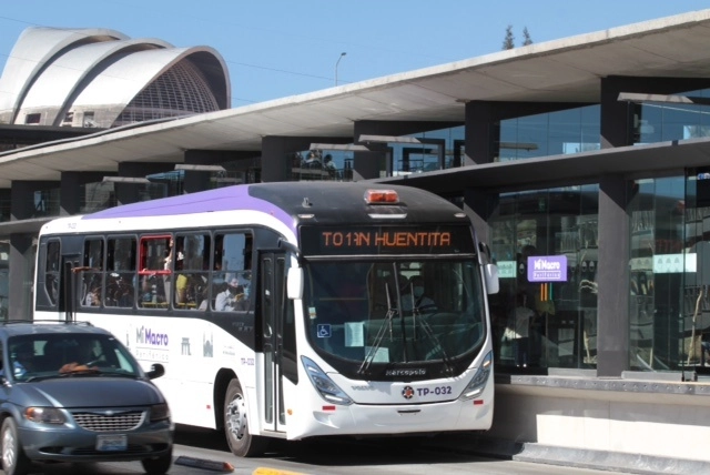 Este domingo comenzaron a circular las unidades BRT de Mi Macro Periférico. El costo del pasaje es de 9.50 pero durante dos días será gratuito. Foto Arturo Campos Cedillo