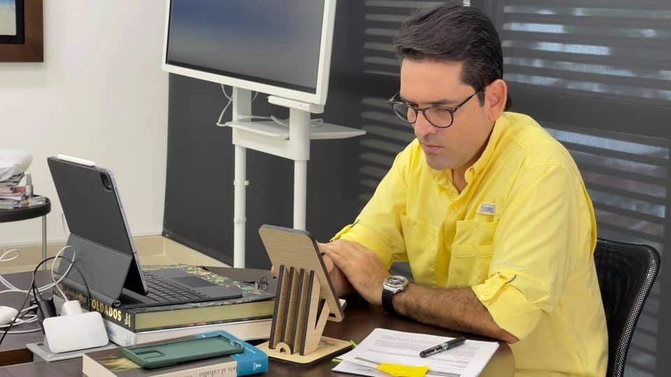 El gobernador del departamento del Meta, Juan Guillermo Zuluaga, salió ileso de dos ataques armados en poco más de 24 horas. Foto tomada del sitio de https://www.facebook.com/JuanGZuluagaC / Archivo