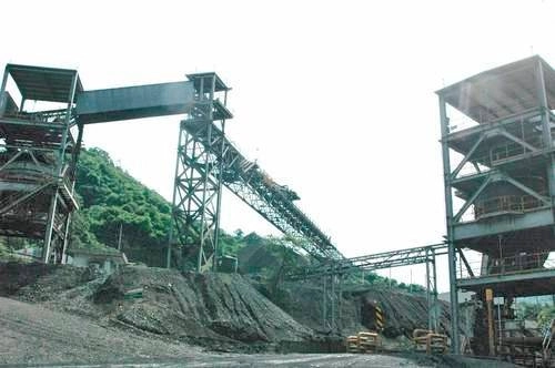 El gobernador de Michoacán dijo que hay dos cosas importantes en torno a la reapertura de esta actividad genera empleos en el traslado diario de más de 12 mil toneladas de mineral. Foto cortesía Rafael Ochoa