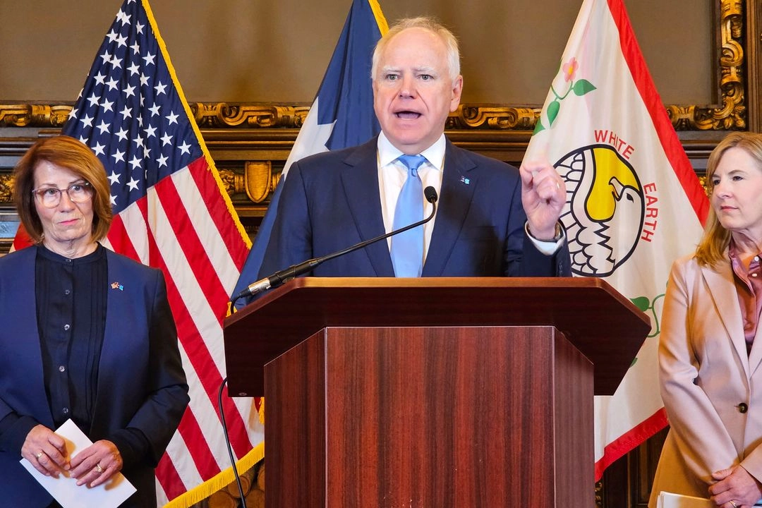 Walz utilizó sus comentarios en la ceremonia de graduación de la facultad de Derecho de la Universidad de Minnesota para instar a los graduados a enfrentarse a los abusos de poder. 