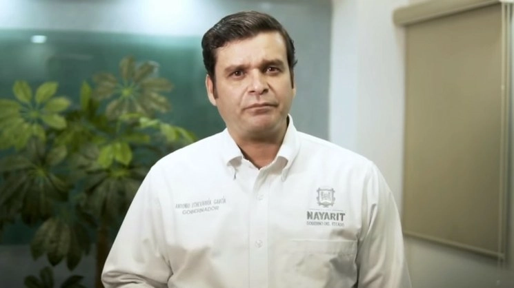 El gobernador de Nayarit, Antonio Echevarría García en imagen del video en Facebook donde difundió la medida