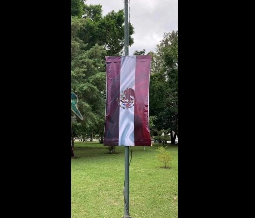 Las imágenes de los pendones con los colores patrios modificados fueron viralizadas a través de redes sociales. Foto Luis Martín Sánchez