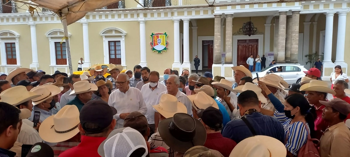 El gobernador, Miguel Ángel Navarro Quintero junto a los cañeros. Foto Luis Martín Sánchez