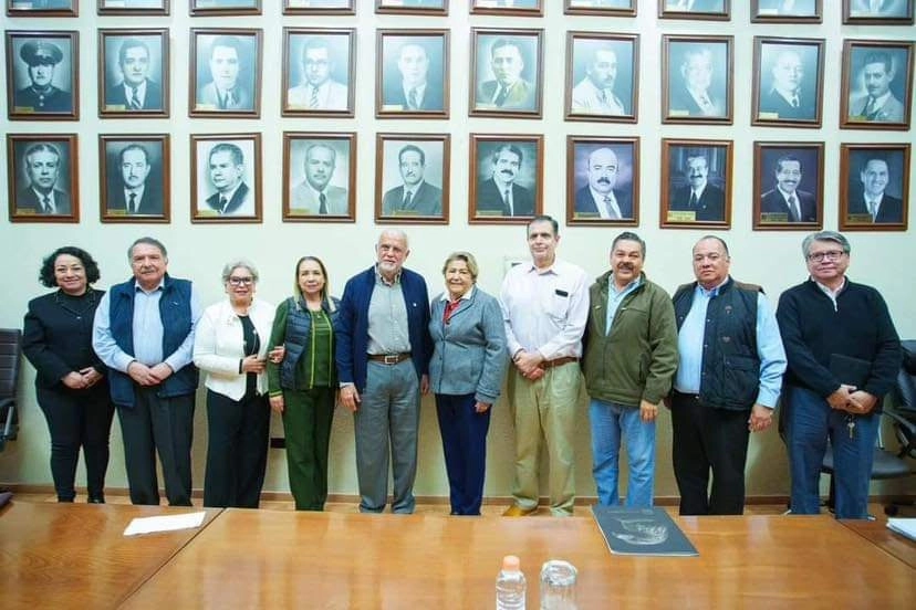 El gobernador morenista de Nayarit, Miguel Ángel Navarro Quintero, la tarde de este viernes en fotografía oficial en la Sala de Juntas del Poder Ejecutivo estatal. Foto La Jornada 