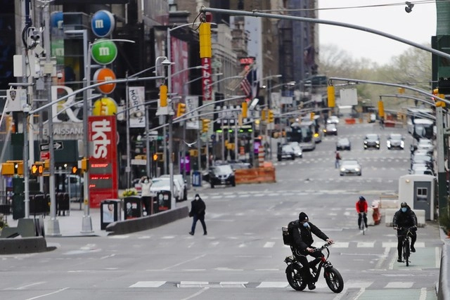 Calles de Nueva York lucen menos transitadas debido a la pandemia de Covid-19, que ha ocasionado 13 mil muertos en el estado. Foto Ap