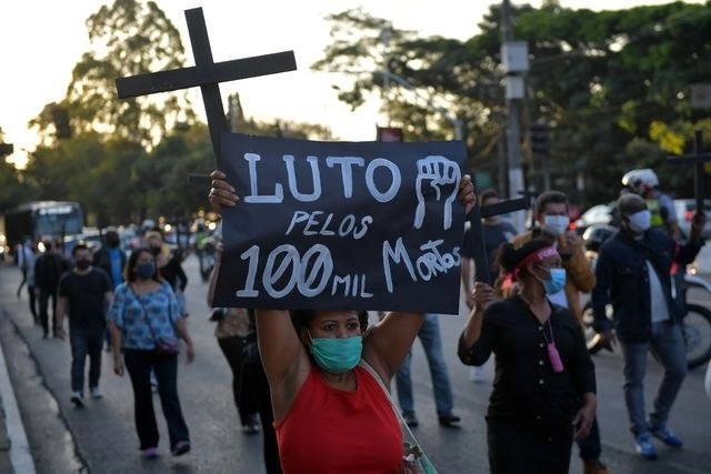 Tributo a los cien mil muertos por coronavirus en Sao Paulo, Brasil. Foto Afp 
