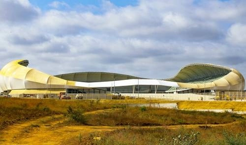 El estadio al que llegarían los Monarcas, cuyo nuevo nombre será Mazatlán FC, tendrá una capacidad para 25 mil personas y fue construido con recursos estatales y federales que sumaron un monto de al menos 652 millones de pesos. Foto Jam Media
