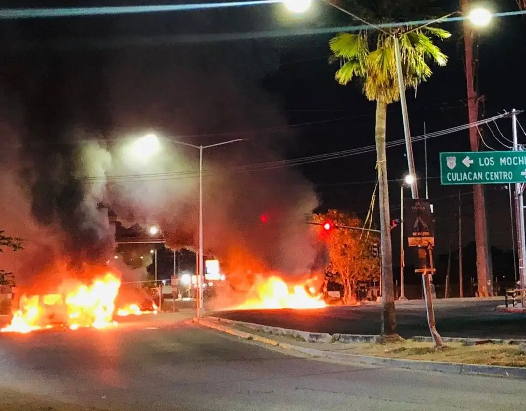 Quema de vehículos en Culiacán, Sinaloa, el 5 de enero de 2023. Foto tomada de Twitter
