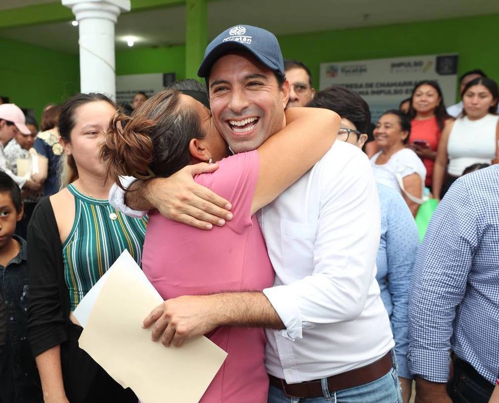 Mauricio Vila, gobernador de Yucatán, en uno de sus recorridos en la entidad. Foto Luis Boffil