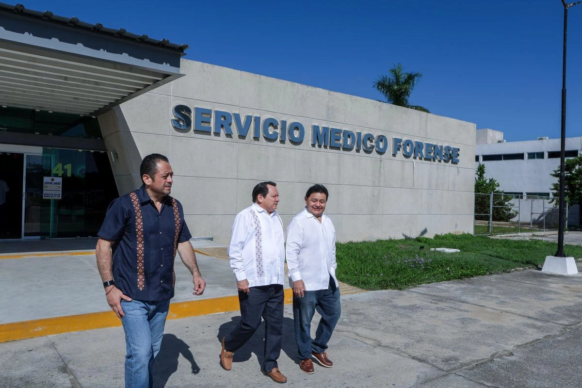 El gobernador de Yucatán, Joaquín Díaz Mena (centro), el secretario General de Gobierno, Omar Pérez Avilés, y el Fiscal General de Yucatán, Juan Manuel León, saliendo del Semefo estatal. Foto 
