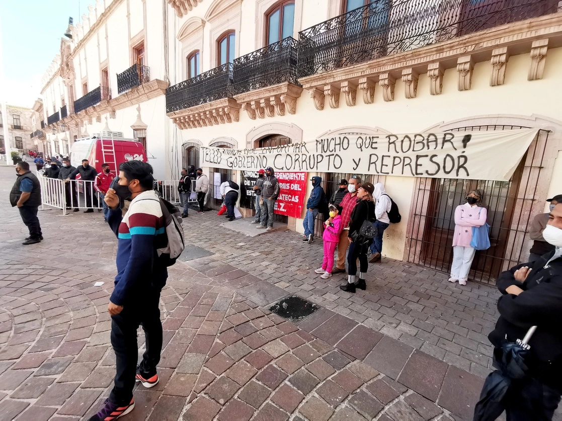 Afuera del Palacio de Gobierno, en la Plaza de Armas, decenas de trabajadores de la administración estatal protestaron, por adeudos salariales y conflictos sindicales en dependencias de gobierno, el 26 de agosto de 2021. Foto Alfredo Valadez Rodríguez