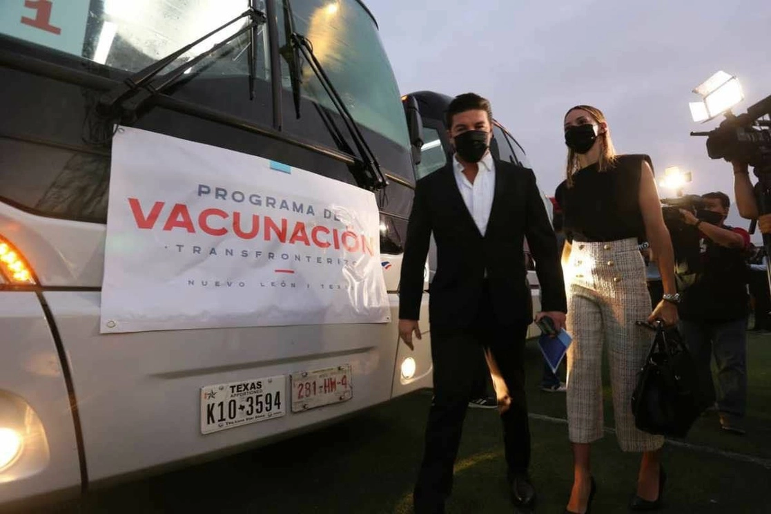 Samuel García, gobernador electo de Nuevo León, y su esposa, Mariana Rodríguez, se vacunarán en Laredo, Texas, como parte del Programa de Vacunación Transfronterizo, el 18 de agosto de 2021. Foto La Jornada