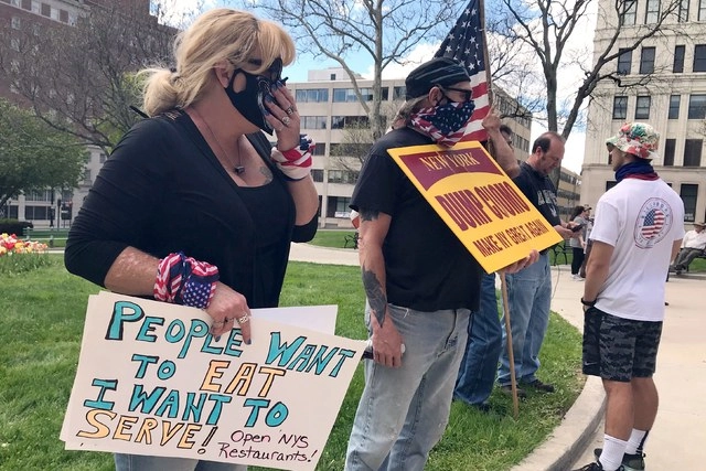 Este sábado hubo una manifestación frente al Capitolio del Estado en Albany, Nueva York, para exigir la reapertura de la economía. Foto Ap
