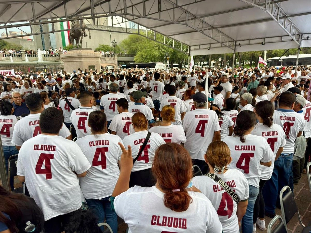 Varias personas asistieron al evento en Escobedo, Nuevo León con el nombre de la Presidenta en la espalda. Foto
