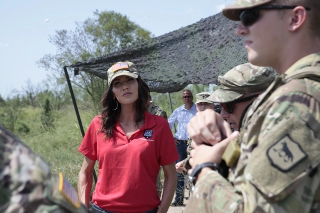 La gobernadora de Dakota del Sur, Kristi Noem durante su visita a la frontera sur de EU. Foto Ap