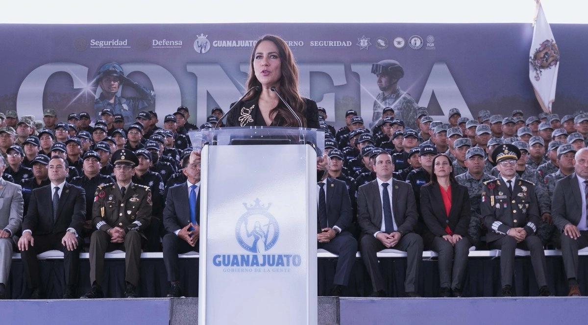  La gobernadora de Guanajuato Libia García Muñoz exhortó a los policías de Caminos a que sean implacables con los delincuentes y cercanos con las personas.