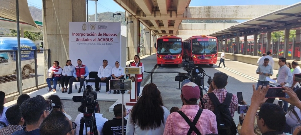 La gobernadora de Guerrero, Evelyn Salgado, hizo entrega de 25 unidades nuevas del Acabús. Foto Héctor Briseño 