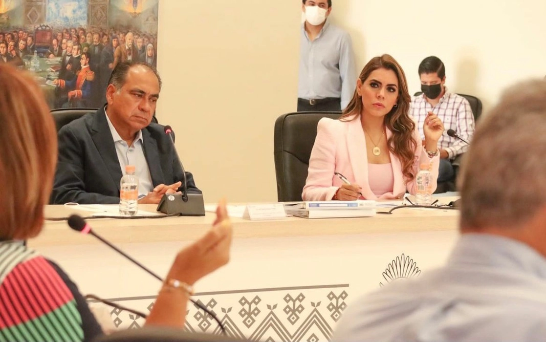 Evelyn Salgado, gobernadora electa de Guerrero y el mandatario saliente, Héctor Astudillo. Foto tomada del Twitter de @EvelynSalgadoP / Archivo