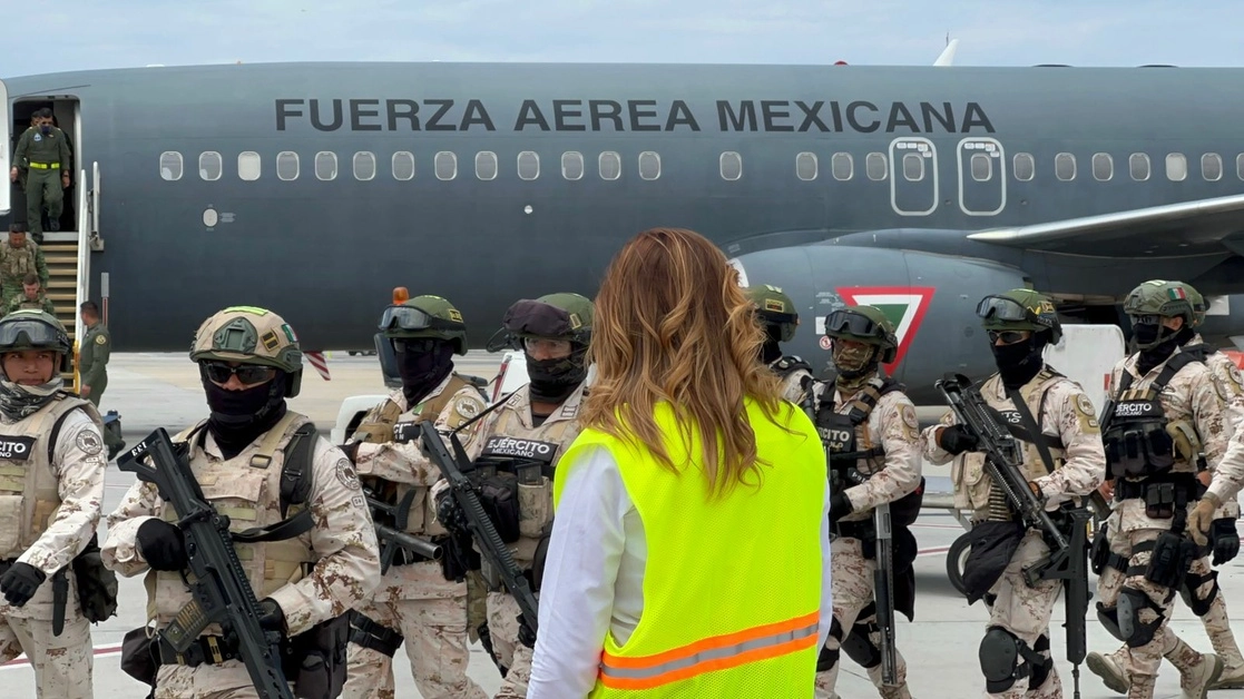 La gobernadora Marina del Pilar Avila Olmeda da la bienvenida a cientos de elementos de fuerzas especiales del Ejército Mexicano que arribaron a Baja California. 