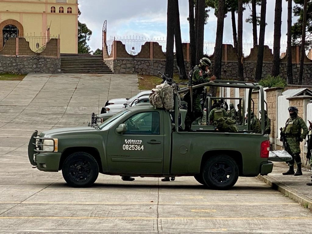 Elementos del Ejército Mexicano resguardan desde ayer las calles de Texcaltitlán, estado de México, municipio donde la tarde del viernes ocurrió un enfrentamiento entre lugareños e integrantes de ‘La familia michoacana’. Foto Arturo Callejo