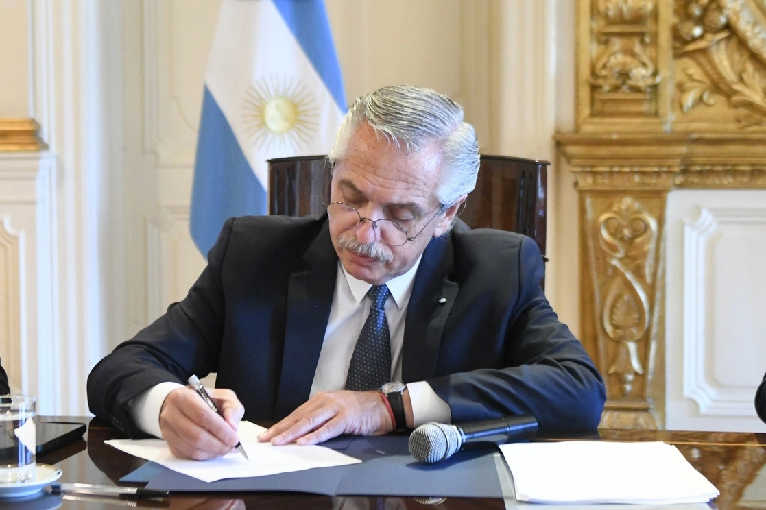 El presidente de Argentina, Alberto Fernández tuiteó: “He firmado, junto con los gobernadores el pedido de juicio político al presidente de la CSJN, Horacio Rosatti, por mal desempeño en sus funciones”. Foto Europa Press 