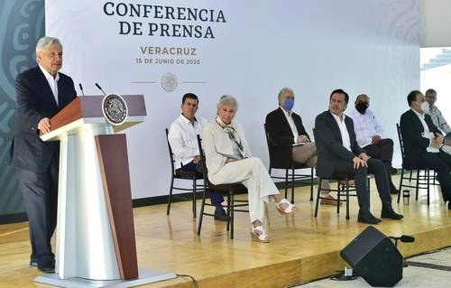 El presidente Andrés Manuel López Obrador realizó su conferencia matutina en Xalapa, Veracruz. Recordó que el próximo año se renueva la Cámara de Diputados y estarán en disputa 15 gubernaturas, de allí la inquietud de los gobernadores panistas. Foto Presidencia
