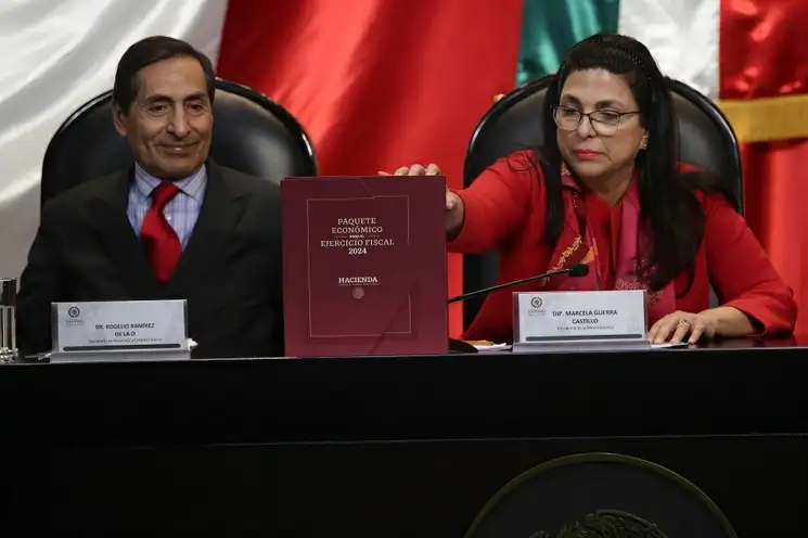 Rogelio Ramírez de la O, secretario de Hacienda y Crédito Píblico, entrega el Paquete Económico 2024 a la presidenta de la Mesa Directiva de la Cámara de Diputados, Marcela Guerra, en la Cámara de Diputados, el 8 de septiembre de 2023. Foto María Luisa Severiano
