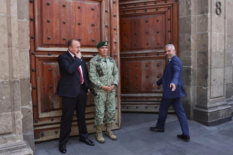 El gobernador de Michoacán, Alfredo Ramírez Bedolla, a su llegada a Palacio Nacional, para una reunión con el presidente Andrés Manuel López Obrador, el 21 de junio de 2023. Foto tomada de Twitter @ARBedolla