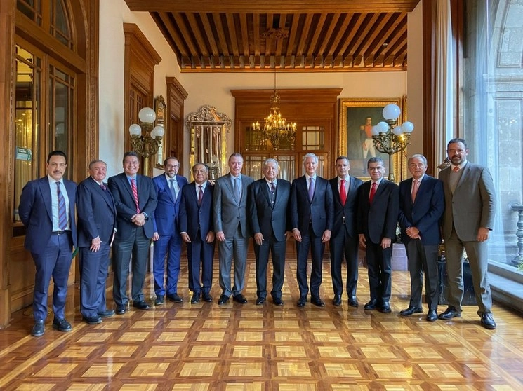 El presidente Andrés Manuel López Obrador (c) tras su reunión con gobernadores priístas. Foto tomada de la cuenta de Twitter @lopezobrador_