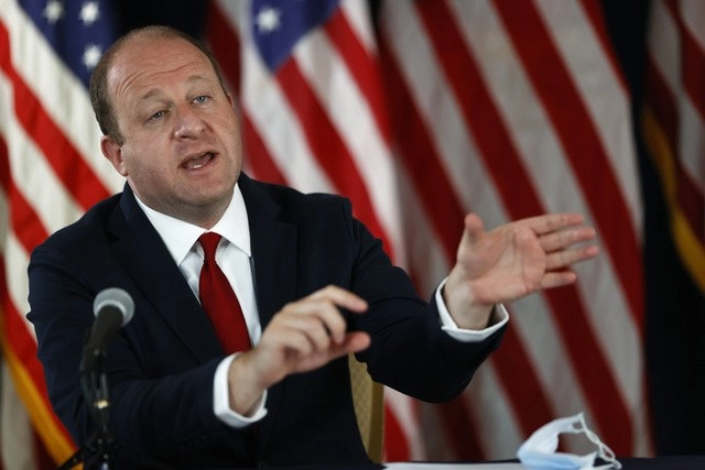 Jared Polis, gobernador de Colorado pidió a la ciudadanía a usar cubrebocas en espacios públicos cerrados, como tiendas y negocios. Foto Ap