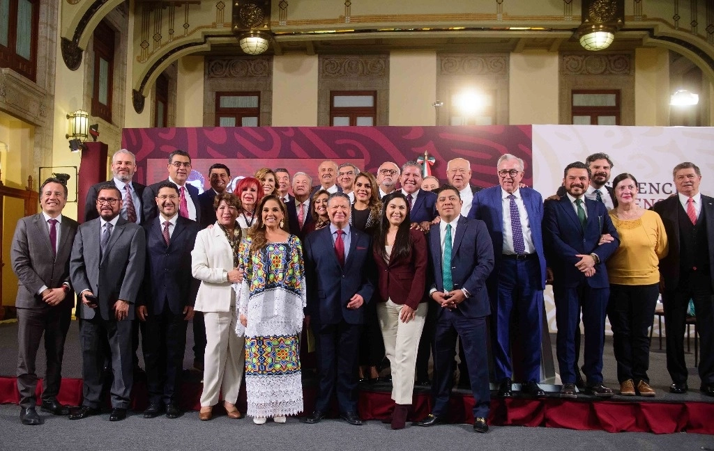 El presidente Andrés Manuel López Obrador se reunió con los 23 gobernadores morenistas afiliados al sistema federal de seguridad social y el secretario de Salud, Jorge Alcocer Varela, y el director del IMSS, Zoé Robledo Aburto, entre otros funcionarios. Foto Presidencia 

