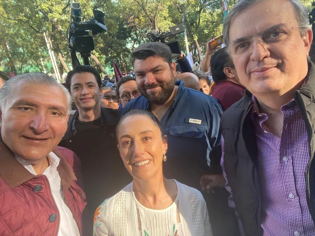 La Jefa de Gobierno de la Claudia Sheinbaum, el canciller Marcelo Ebrard, y el secretario de Gobernación, Adán Augusto López, previo a la marcha que partirá rumbo al Zócalo capitalino, el 27 de noviembre de 2022. Foto tomada de Twitter @Claudiashein