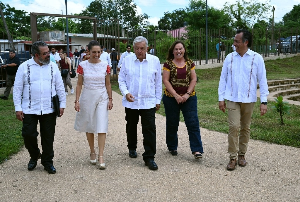 El Presidente encabezó la inauguración de la carretera Acayucan-La Ventosa, en la Unidad Deportiva Sayula de Alemán, donde estuvo acompañado por Jorge Nuño, titular de la SCT; la virtual presidenta electa, Claudia Sheinbaum; la gobernadora electa de Veracruz, Rocío Nahle, y Cuitláhuac García, Ejecutivo de Veracruz. Foto Presidencia