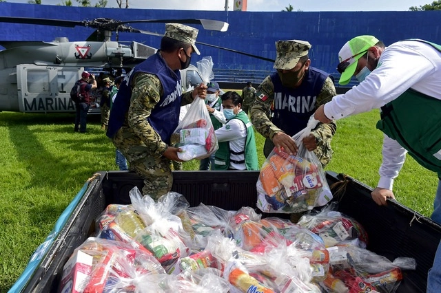 Elementos de la Semar entregan depensas a pobladores de la comunidad de Tacotalpa, Tabasco. Foto Xinhua